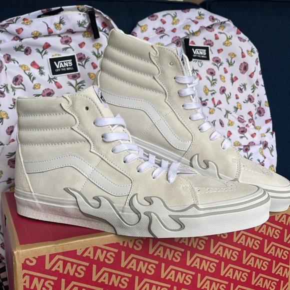Vans Men’s Sk8-Hi Flame
Suede White/White
VN0005UJWWW
Sneakers - Picture 6 of 16